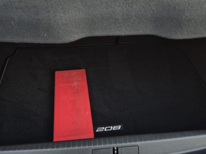 PEUGEOT 208